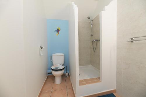 a bathroom with a toilet and a shower at Passion Martinique T3 6 pers 72 m2 Pierre&Vacances in Sainte-Luce