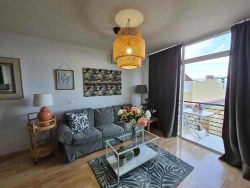 una sala de estar con un sofá y una mesa en Vistas mar Candelaria 120 meters, en Candelaria
