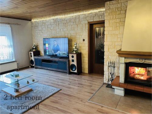 Televisyen dan/atau pusat hiburan di Ferienhaus am Elberadweg mit Sauna & Kamin - Natur, Erholung & S-Bahn-Anbindung - Saxon Oase
