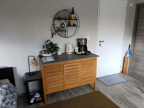 Cette chambre dispose d'une commode en bois et d'une cafetière. dans l'établissement Le Cottage de l'Albâtre Gîte 2 pers jardin parking à Vattetot sur Mer, à Vattetot-sur-Mer