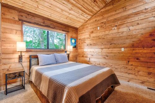 Una cama o camas en una habitación de Embrace the Seasons' Sweetness Discover the Serene Beauty of Cole Ridge Chalet