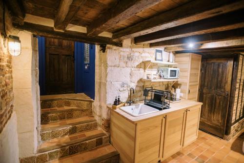 a kitchen with a sink and a microwave at Le Refuge d'Alfred, centre Pont-Audemer in Pont-Audemer