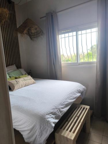 une petite chambre avec un lit et une fenêtre dans l'établissement Le cabanon, à Taglio-Isolaccio