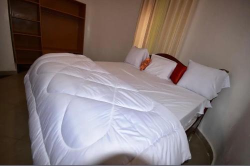 Ένα ή περισσότερα κρεβάτια σε δωμάτιο στο Small Land Lodge