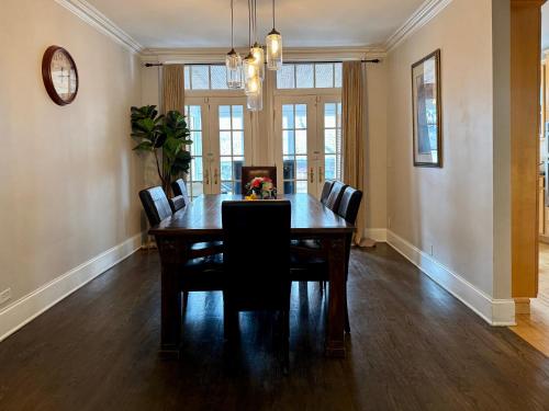 Posezení v ubytování 3 br Spacious Home in Ideal Location w Free Parking Back Yard Pets Welcome