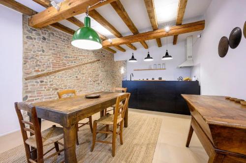 パルマにあるArtDesign Apartmentの木製のテーブルと椅子のあるダイニングルーム