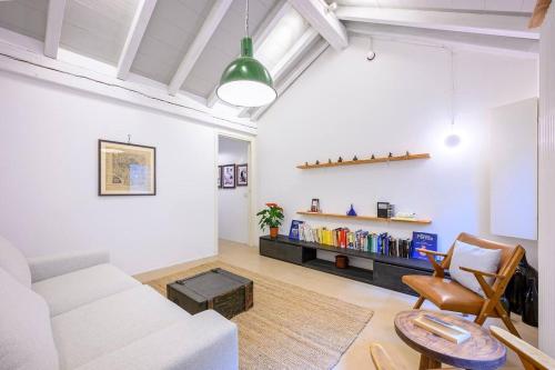 パルマにあるArtDesign Apartmentの白いソファとテーブルのあるリビングルーム