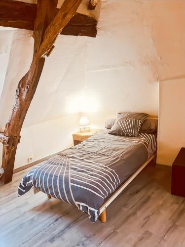 une chambre avec un grand lit dans un grenier dans l'établissement Maison 4ch, 5 lits, terrasse, Terrasson Dordogne, à Terrasson