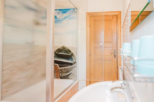 Ένα μπάνιο στο Ferienwohnung Fachwerkhaus - Westen oben - Bauernhof Hopp Vadersdorf