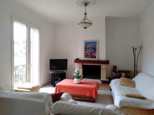 un salon avec un canapé et une table dans l'établissement Chambre Proche Plage du Prophète, à Marseille