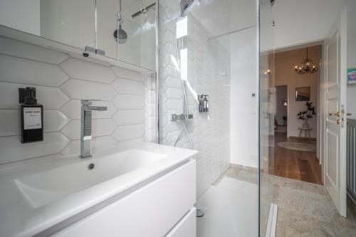 a white bathroom with a tub and a shower at Goethe Palais am Großen Garten, Arbeitsplatz, ruhig, max 6P, Smart-TV, eigener Parkplatz in Dresden