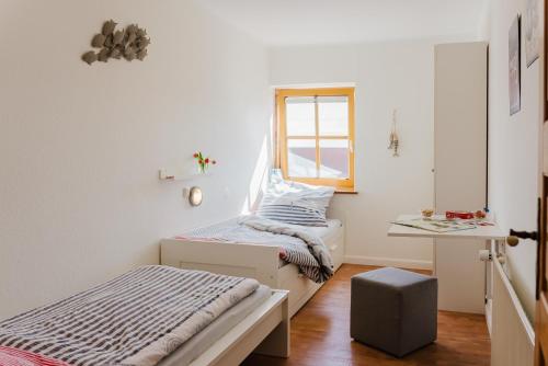 une chambre avec deux lits et une fenêtre dans l'établissement Ferienwohnung Fachwerkhaus - Süden oben - Bauernhof Hopp Vadersdorf, à Fehmarn
