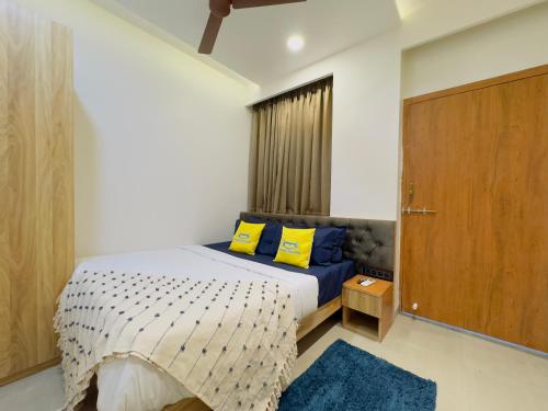 Postel nebo postele na pokoji v ubytování Home Escape Blissful 2BHK Close to Mahakal Temple