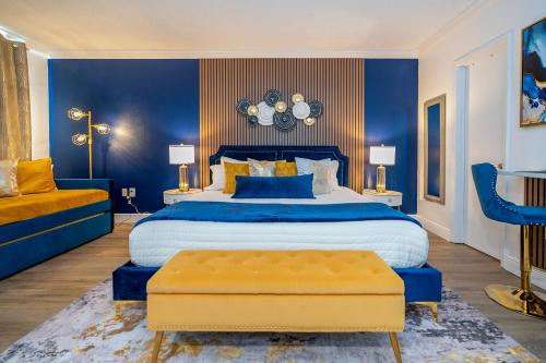 a blue bedroom with a large bed and a couch at Luxury Lakeview Getaway 1 mile Universal Studios in Orlando
