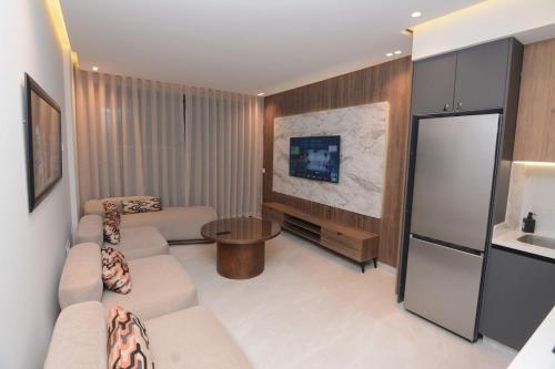 - un salon avec un canapé et un réfrigérateur dans l'établissement Andalusian Dream I 2 Bedrooms apartment near by the Beach and TGV station, à Tanger