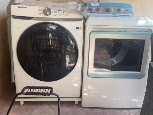 a washing machine and a washer next to each other at Casa La Perla del Sur Confort y calidez en todos sus espacios in Ticul