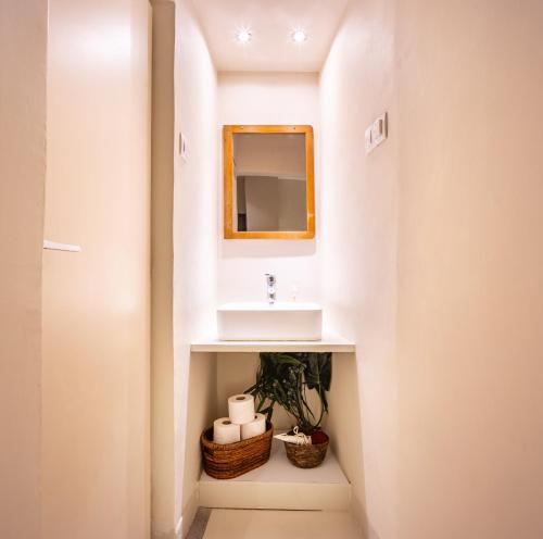 Zacharitsa APT at Acropolis up 4 guests by LODGESPOT