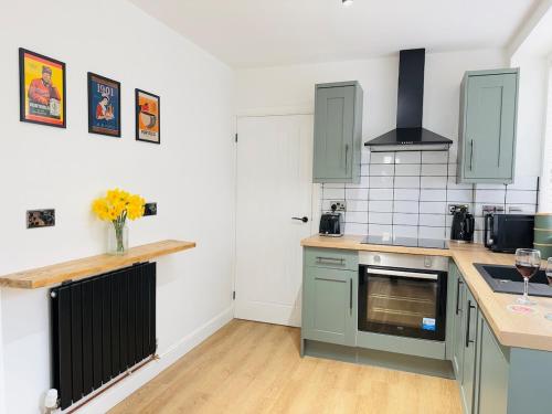 Una cocina o zona de cocina en Comfy 4 Bed Home - Port Talbot - Perfect for Contractors & Families