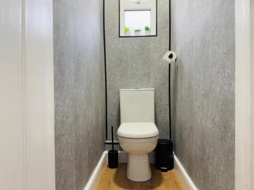 Un baño de Comfy 4 Bed Home - Port Talbot - Perfect for Contractors & Families