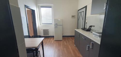 a kitchen with a sink and a refrigerator at Wohnung mit 3 Zimmer, 30min Köln Messe Bahnhof, 5min Leverkusen Bahnhof Zentrum in Leverkusen