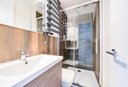 une salle de bain avec un lavabo et une douche dans l'établissement Charming Cottage in the Heart of Tewkesbury, à Tewkesbury