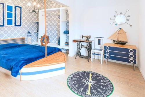 1 dormitorio con cama con colcha azul y mesa en Praia de Messejana, en Messejana