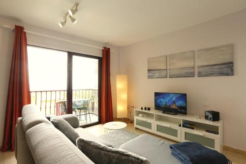 ein Wohnzimmer mit Sofa und Fernseher in der Unterkunft Vivienda Vacacional Avioli in Tazacorte