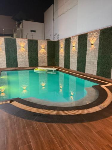 a swimming pool with blue water in a building at Casa de Playa en Pulpos Punta Hermosa in Lurín