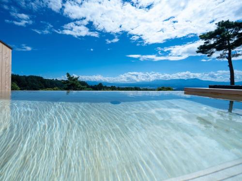 a swimming pool with a view of the sky at Hishino Onsen Tokiwakan in Komoro