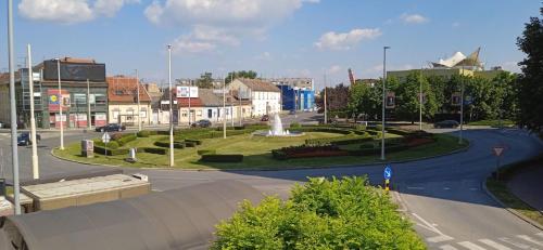 una strada cittadina con una fontana al centro di Rondela Osijek a Osijek