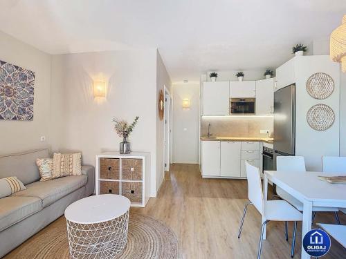 Can Alfredo, Apartamento Cala en Bosch con piscina, terraza y jardín privado