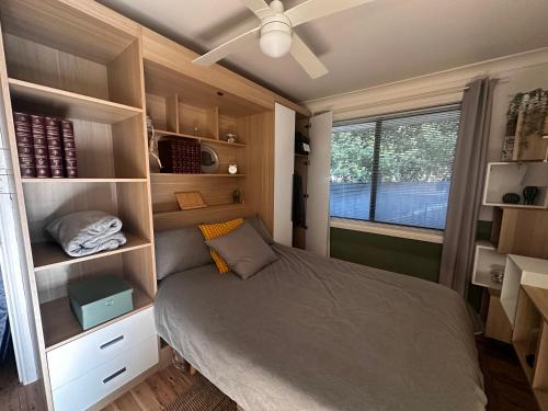 Postel nebo postele na pokoji v ubytování Cosy and Pet Friendly Blackheath Studio 2