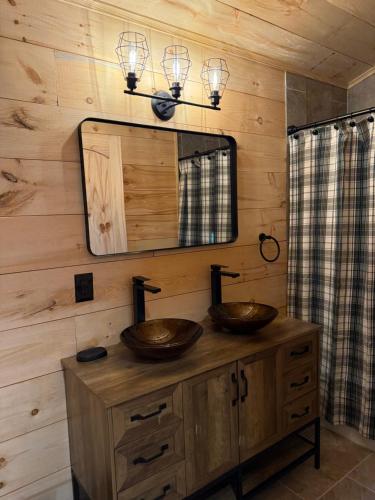 une salle de bain avec deux lavabos et un miroir dans l'établissement Turkey Creek Cabin Rentals #1 at Tims Ford lake Tullahoma, à Tullahoma