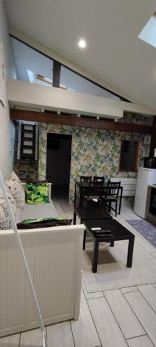 a living room with a table and a bench at DIJON Super appartement F1 bis climatisé mezzanine in Dijon