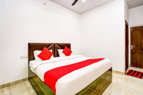 Ένα ή περισσότερα κρεβάτια σε δωμάτιο στο Hotel O Aashirvad