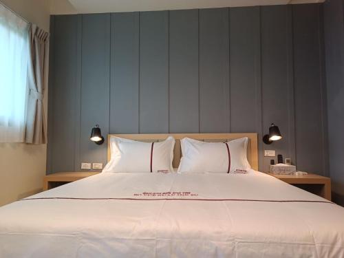 a bedroom with a large bed with two pillows at 筑月馆民宿 in Jinning