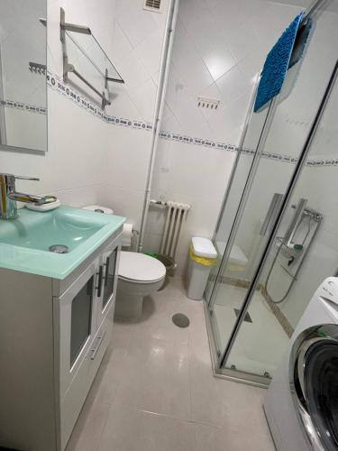een badkamer met een wastafel, een toilet en een douche bij Céntrico Hospedaje en Vigo in Vigo