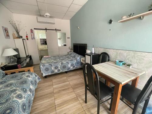 a room with a table and a bed and a table and chairs at Ezeiza 3 departamento privado a 15 minutos del aeropuerto hasta 7 personas OPCIONAL TRANFER DESDE Y HACIA EL AEROPUERTO DE EZEIZA LAS 24 HORAS pet friendly conexion con Aeroparque in Ezeiza