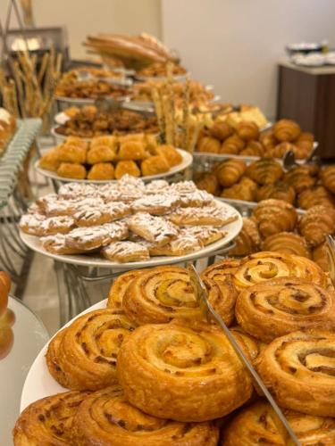 un buffet pieno di diversi tipi di dolci su piatti di Jayden Masar - جايدن مسار a La Mecca