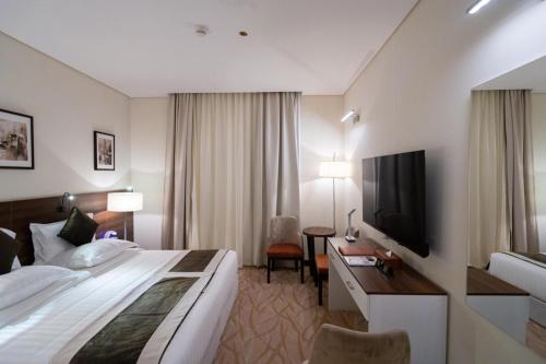 Postel nebo postele na pokoji v ubytování Landmark Darkm Hotel Makkah