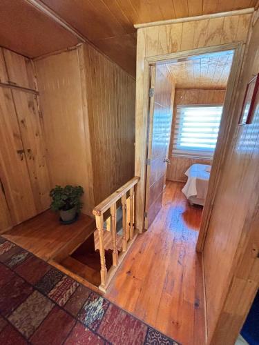 a small room with a wooden floor and a door at hospedaje mi casa in La Unión