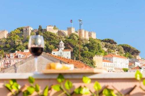 Spacious 3-Bedroom 3 double bed 1 sofa bed 2 bathroom Apartment with Open Terrace in Central Lisbon