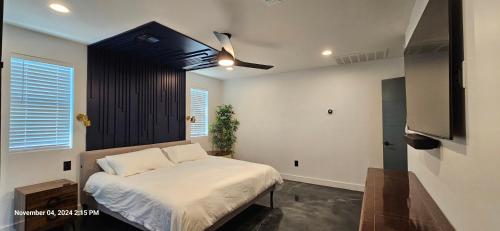 a bedroom with a bed and a ceiling fan at 5 Bdr 4 Bth Walk to Old Town 12 min Airport POOL table in Scottsdale