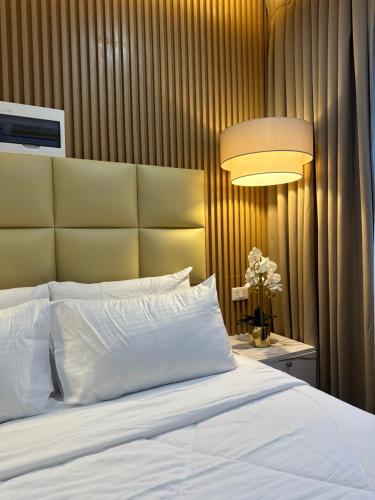 Una cama o camas en una habitación de Perc Hotel