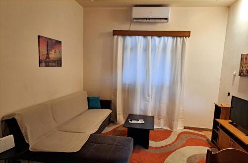 Televisyen dan/atau pusat hiburan di House with yard Subway 5min walk