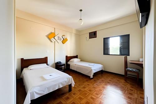 Una cama o camas en una habitación de LN Flats & Suites