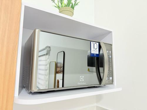 a microwave oven on a shelf in a room at Casa Bendita 201 Espectacular in Medellín