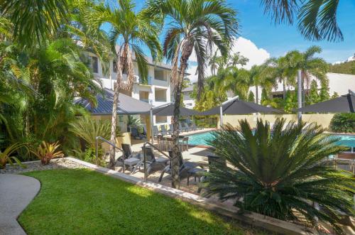 ein Resort mit Swimmingpool und Palmen in der Unterkunft Seascape Holidays at Plaza Resort in Port Douglas