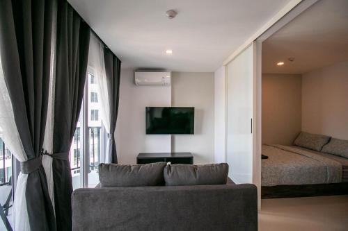 Μια τηλεόραση ή/και κέντρο ψυχαγωγίας στο Mantra Beach Condominium Suite 2 - Mae Phim