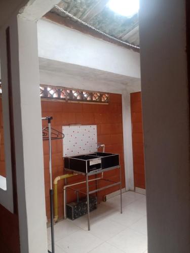 a room with a stove and a wall at Casa Hostal Arena de Mar in Necoclí